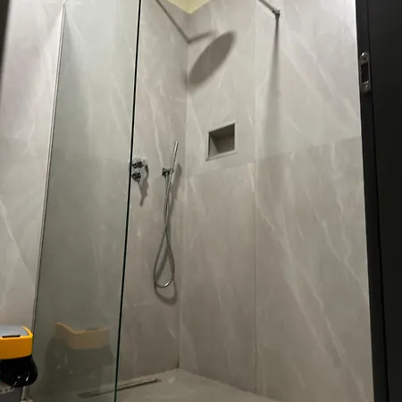 Tirona Hotel *